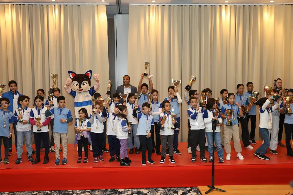 Remise des trophées sur scène avec la mascotte CMAV